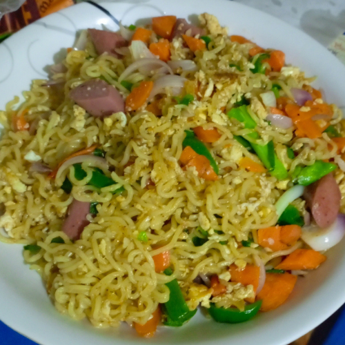 Noodles with eggs, sausage and vegetables