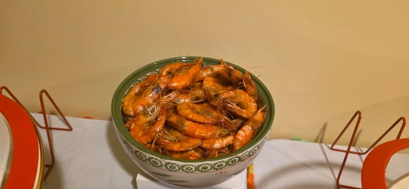 A heaped bowl of grilled prawns